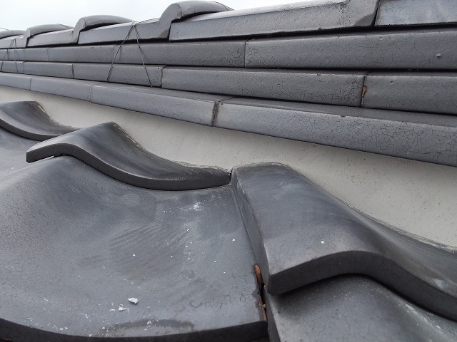 新しい漆喰を詰めた棟の下